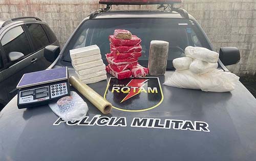 Suspeito é preso em flagrante traficando drogas em estacionamento de supermercado em Maceió