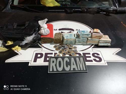 Além de drogas, policiais encontram mais de 45 mil proveniente de tráfico em Penedo