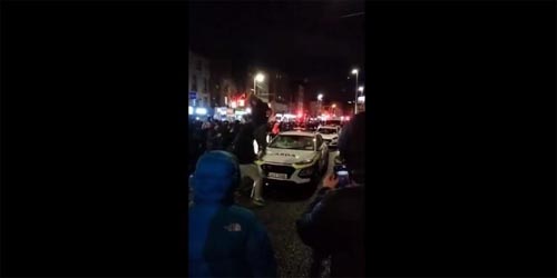 Protestos violentos explodem em Dublin após crianças serem esfaqueadas em frente a creche