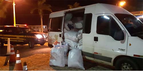 PRF apreende carga de 3 mil unidades de vestuário em Palmeira dos Índios