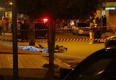 Homem é assassinado na porta de casa em Maceió e autor é executado em seguida
