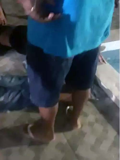 Dupla é obrigada a deitar no chão antes de ser alvejada a tiros em balneário