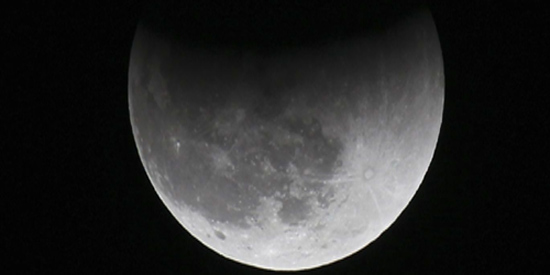 Eclipse lunar e passagem de cometa poderão ser observados nesta 6ª