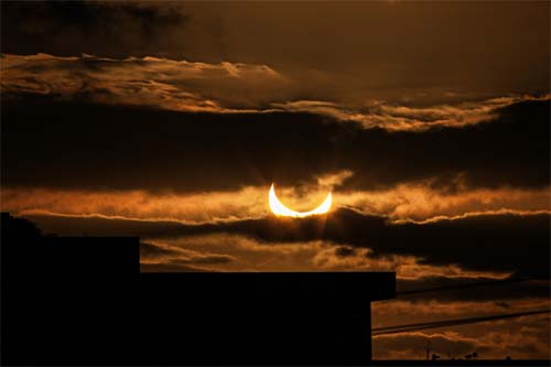 Maceioenses vão às ruas para apreciar o eclipse solar