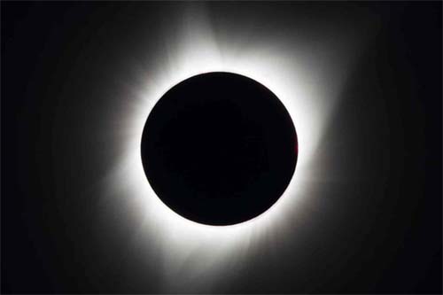Eclipse solar total faz região do Canadá declarar estado de emergência