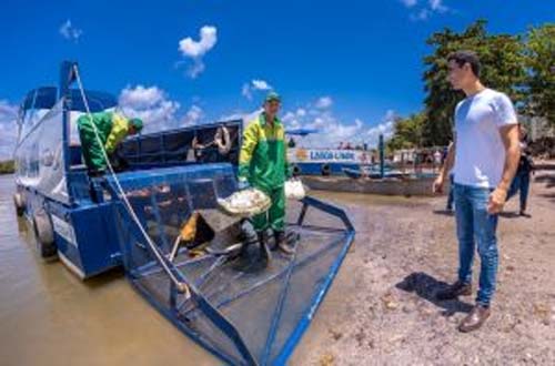 JHC lança ecoboat para atuar na limpeza da lagoa Mundaú: 'Preservar nosso meio ambiente'