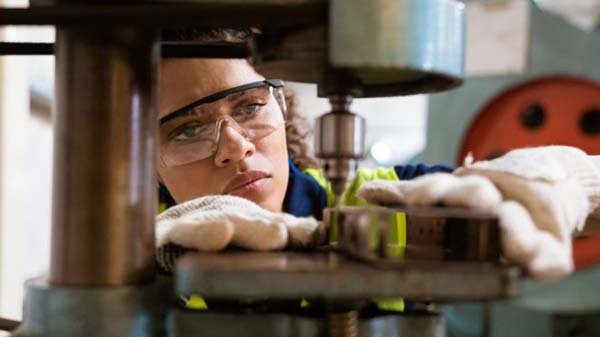 Década perdida: por que indústria brasileira continua em recessão apesar de juro baixo e dólar alto?