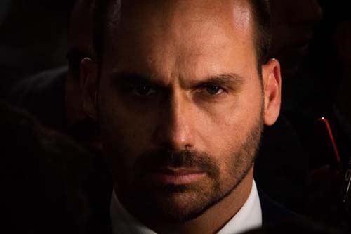 China reage a fala de Eduardo Bolsonaro: “Vai arcar com as consequências”