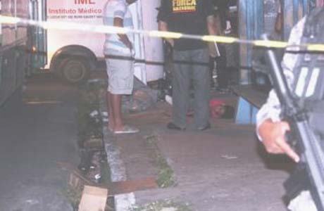 Jovens tentam assaltar ônibus, PM reage, mata um deles e o outro é preso