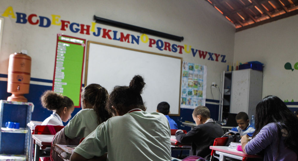 Desempenho do Brasil em ranking internacional de educação mantém 'luz vermelha acesa', diz analista