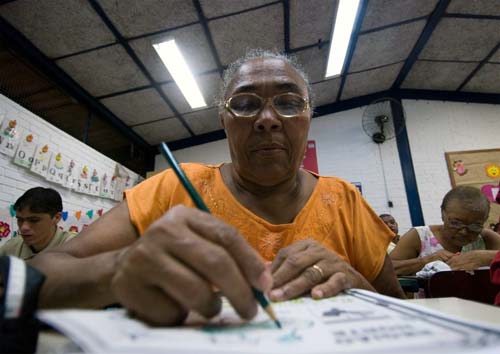 MEC faz chamada pública para educação de jovens e adultos