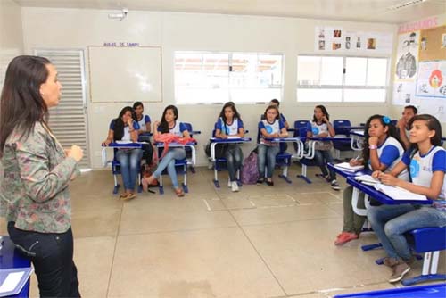 Governo anuncia pagamento de piso retroativo para servidores da Educação em Alagoas