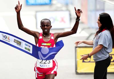 Com dobradinha queniana, Edwin Kipsang ganha a São Silvestre 2012