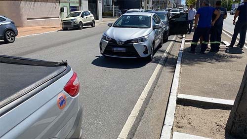 Engavetamento envolvendo quatro veículos deixa trânsito lento na Praia da Avenida