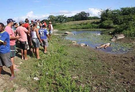 Mulher é assassinada e corpo é encontrado com fio no pescoço