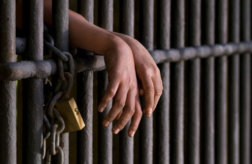 Homem é preso em flagrante após matar desafeto em escola abandonada
