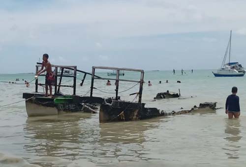 Embarcação queimada é largada na Ponta Verde: uma ameaça aos banhistas desavisados