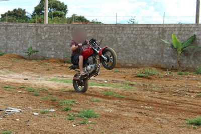 Rapaz morre ao empinar moto Pop no distrito de Timbó