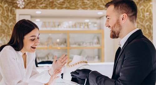 Disparam as contratações de fim de ano no comércio; área de vendas é destaque