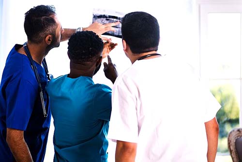 Prefeitura de Maceió abre processo seletivo para 212 vagas na área da saúde