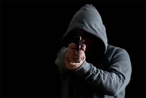 Encapuzado executa vítima com vários tiros na cabeça em praça de Maceió; autor fugiu após o crime