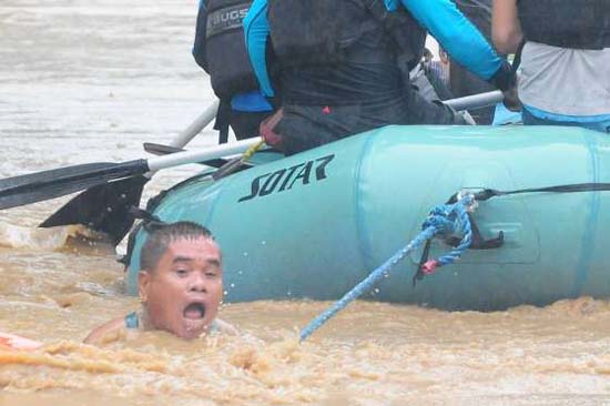 Tempestade Tembin deixa Filipinas após causar 200 mortes
