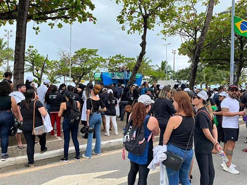 Enfermeiros protestam em defesa do piso nacional da categoria, na orla de Maceió