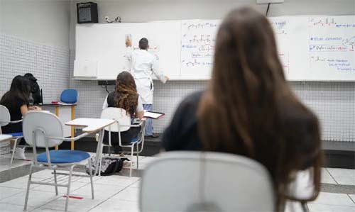 Abandono no ensino médio é menor em escolas públicas integrais