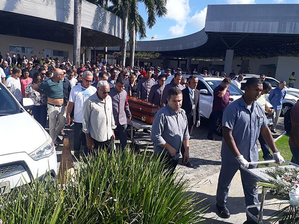 Amigos e familiares dão o último adeus a Jeferson Morais