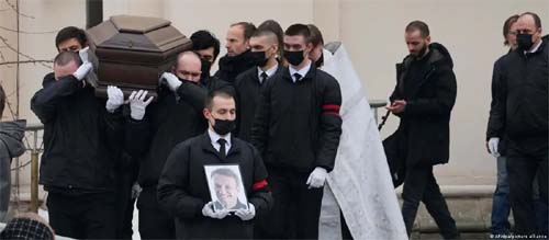 Navalny é enterrado em cerimônia repleta de apoiadores