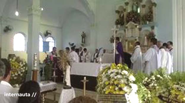 Padre Vicente Ferr vigário da paróquia de Santa Maria Madalena é enterrado no Recife