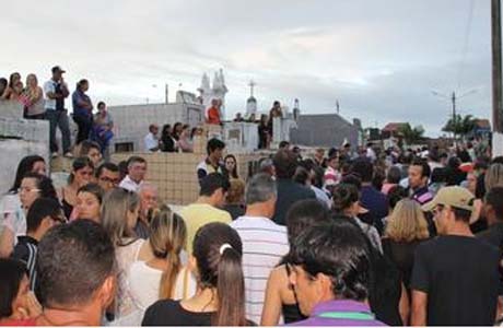 Comoção e revolta marcam sepultamento de nutricionista em São Miguel
