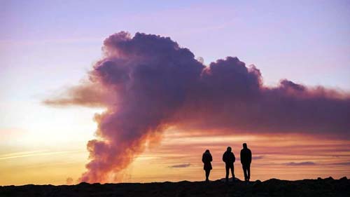 Lava atinge casas após erupção vulcânica na Islândia
