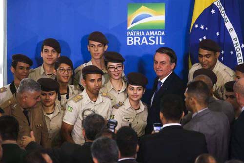 MEC regulamenta a instalação de 54 escolas cívico-militares em 2020