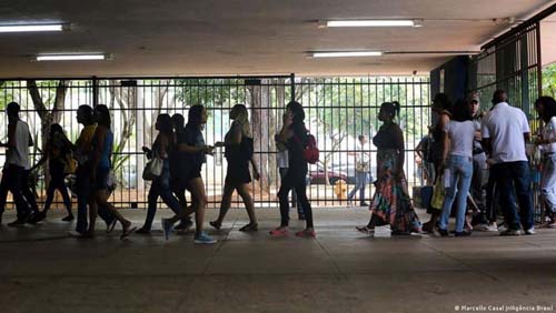 Por que escolas precisam de psicólogos e assistentes sociais