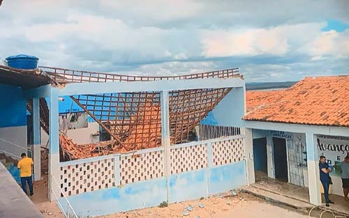 Teto de escola desaba em Belo Monte e unidade é interditada