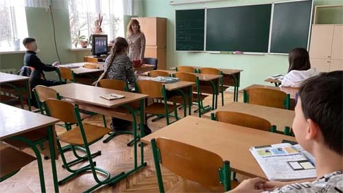 Em Kiev, um ano após início da guerra, alunos e professores lutam para continuar a estudar