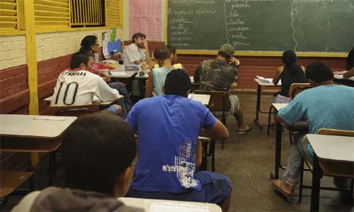 MEC cria programa de apoio a escolas públicas com aulas noturnas