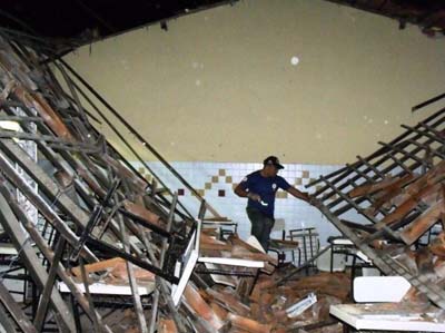 Após reforma, teto de Escola Municipal desaba em Palmeira dos Índios