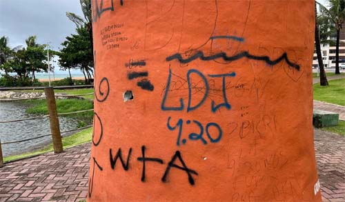 Escultura 'O Beijo da Mestra Irinéia' é vandalizada no Posto 7