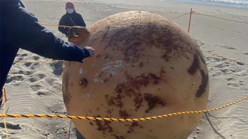 Esfera de metal desconhecida aparece em praia no Japão