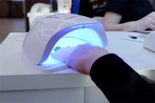 Anvisa anuncia proibição de substâncias químicas nocivas em produtos de unhas em gel para reduzir riscos à saúde