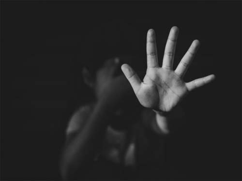 Mulher é presa em flagrante acusada de maus-tratos contra o filho