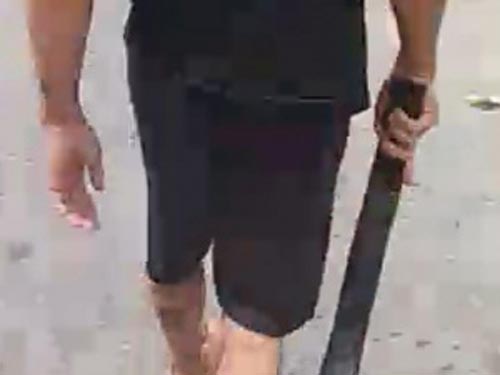 Bandidos torturam mulher nua em via pública no bairro do Benedito Bentes (Vídeo)