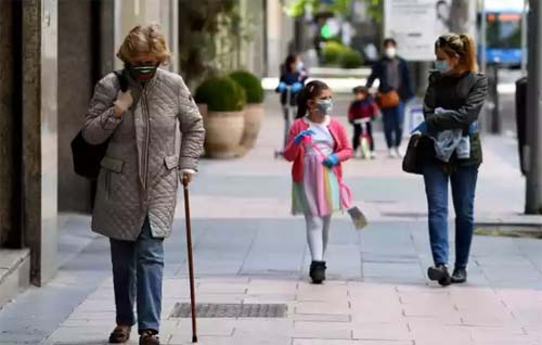 Espanhóis saem para passear e parte do mundo inicia 'desconfinamento'