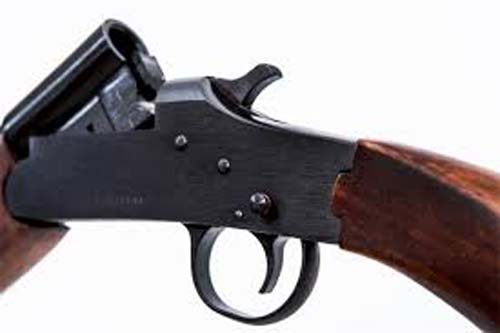 Homem é baleado com tiro de espingarda durante atentado