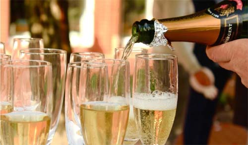 Vendas de espumantes continuam em alta após fim de ano na capital