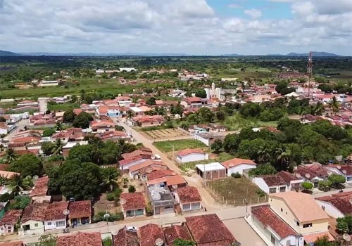 Trio em moto bate em cavalo em estrada vicinal e uma vítima morre