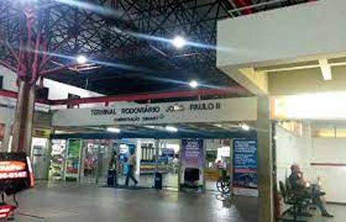 Homem é esfaqueado por mulher após marcar encontro em rodoviária