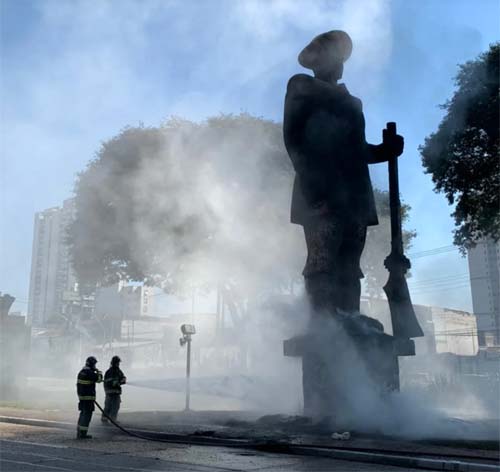Estátua de Borba Gato é incendiada durante protesto em São Paulo